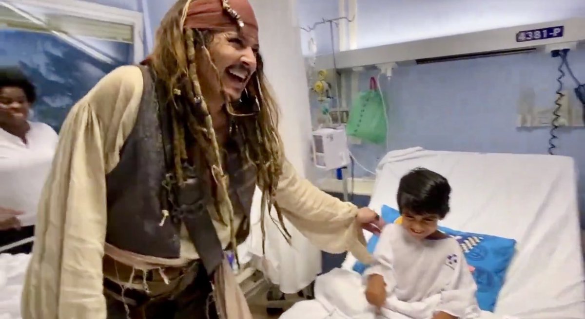 Sonia_Rose1's tweet image. Blessings to Johnny for bringing out #CJS & visiting the sick kids where I’m sure he made them smile 👏👏👏
#JohnnyDepp 
#JohnnyDeppIsALegend 
#CaptainJackSparrow