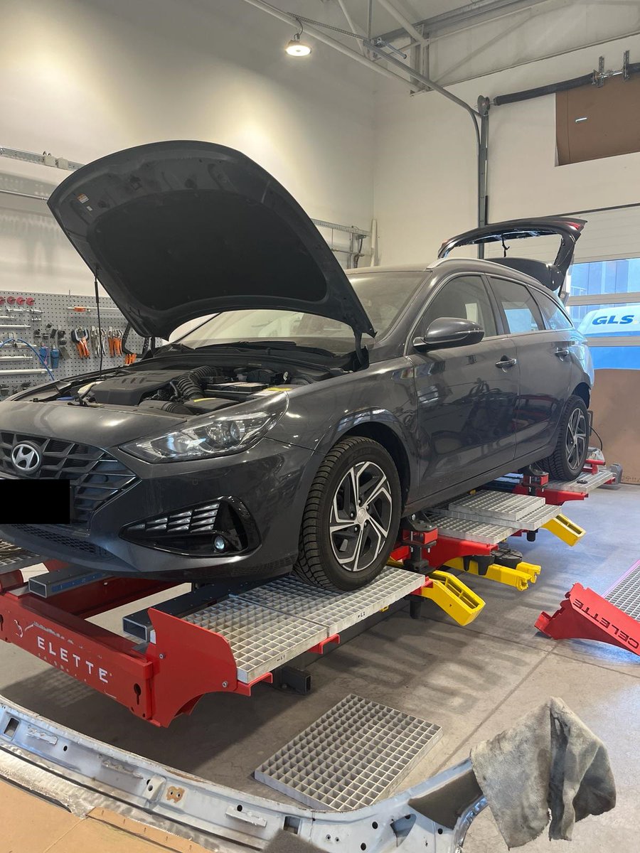 Celettegroup's tweet image. #Hyundai i30 Wagon is currently secured on a #Celette #framemachine due to sustaining minor collision damage to the rear of the vehicle. This specialized frame rack is being used to stabilize and support the car during the repair process.