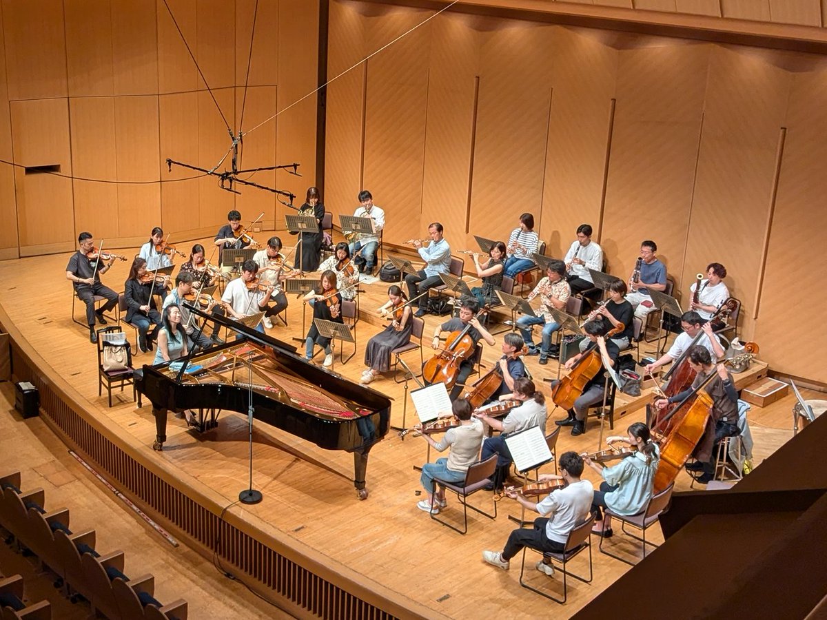 triton_arts_net's tweet photo. 明日28日（土）本番に向けて、#晴れオケ のホールリハーサル2日目

小山実稚恵さんのピアノと、オーケストラが語りあうベートーヴェンのピアノ協奏曲「皇帝」
そしてこれからベートーヴェン交響曲第4番のリハーサルです！

残席あとわずか。公演情報はこちらです↓
https://t.co/NCvMn8NLno https://t.co/pxYD6i8qt6