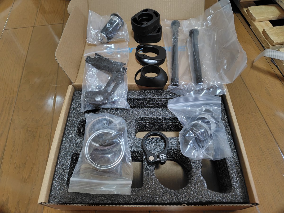 実測（カーボンブラックMサイズ）
ボトルケージボルト、FD台座、RDハンガー込み769
やぐら込み169
コラム未カット411
ダイレクトマウント・カーボンレールやぐら・Di2バッテリーホルダーなど付属
セミ内装用スペーサも入ってたので、とりあえず手持ちのハンドル・ステムで組む予定
#SLC3　#WINSPACE