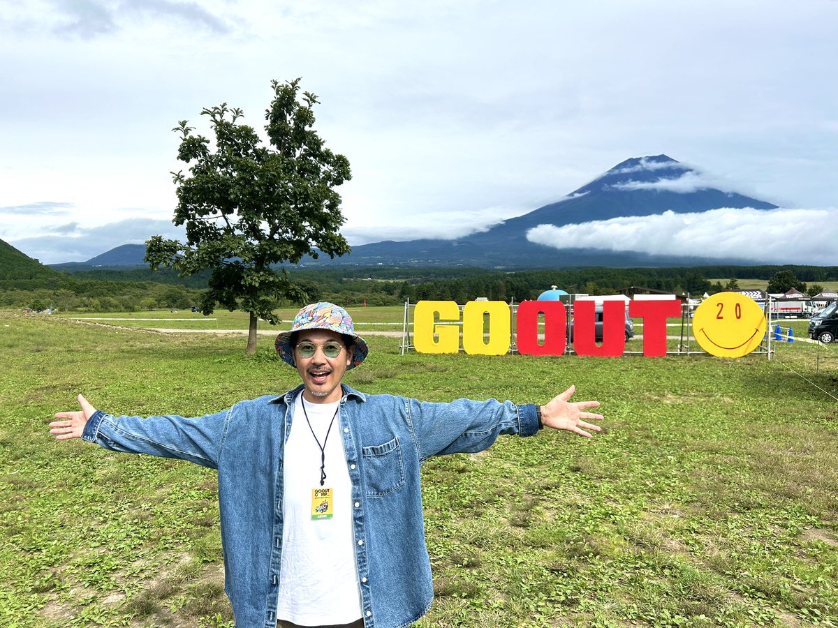 kenta_nicols's tweet image. GO OUT CAMP、スマイルヴィレッジの設営スタート！晴れてきたよ！！！「GO OUT」看板もニコルズカラーにしてくれてます！ #dw25 #GOOUT