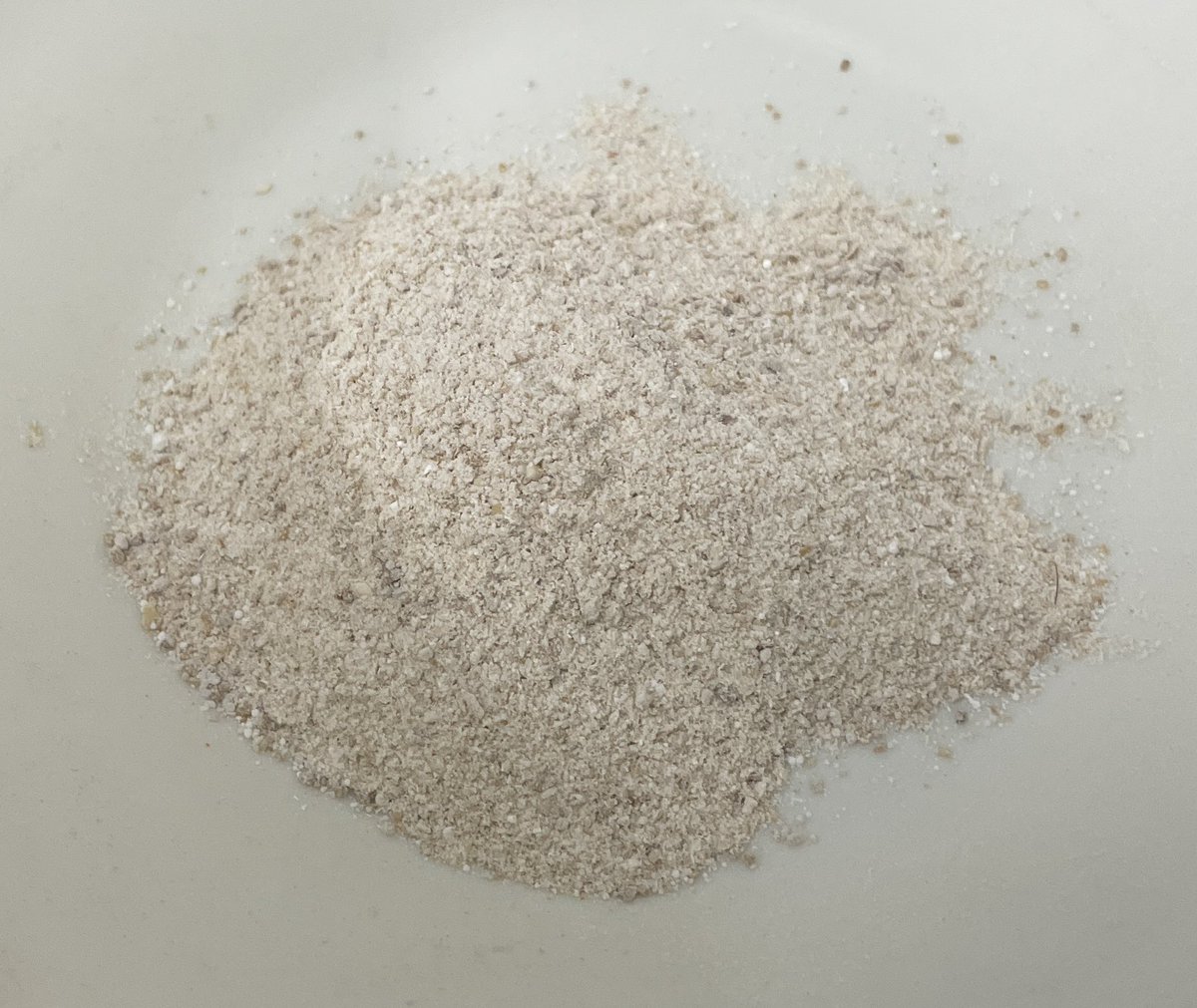 kbfarm_feed's tweet photo. マット、菌糸用総合添加剤　添加剤WS

①数名の方にプレゼント！
このアカウントをフォロー＋リポストいただいた方の中から抽選で数名に2袋お送りします。期限は9/28まで。

②栄養フレークEXかフェロールマットを２袋、またはKBファーム菌糸を4ブロック購入に付き１袋お付けします。1人最大２袋まで。数に限りがあります。

③KBファーム菌糸、マットを扱いのショップ様でも②の条件でお配りいただける場合は発注時にお伝えください。お渡しします。

④販売価格は1300円（税別）です。今のところはお試しで1000円（税別）。KBファームへ注文メールをお願いします。カートは準備されていません。送料は別途かかります。

以上が添加剤の入手方法になります。①については特に発表はしません。当選の方にDMいたします。
よろしくお願いします。