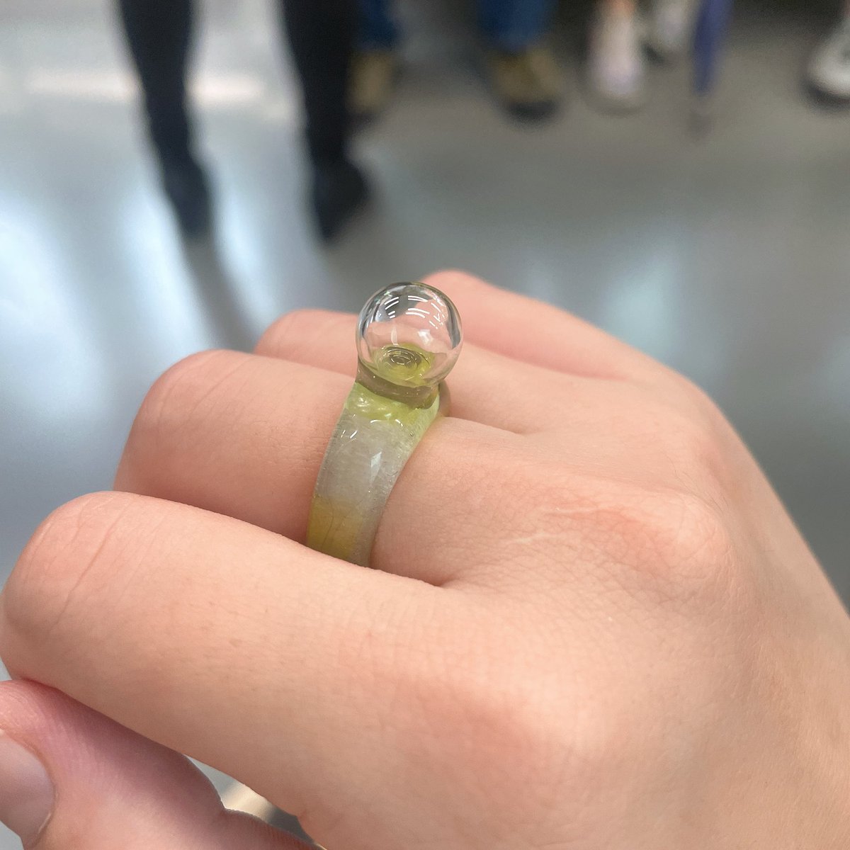 お出かけのお守りにしてる指輪
私はこんなにかわいいガラスリングを作れるぞ！と思って出かけております。