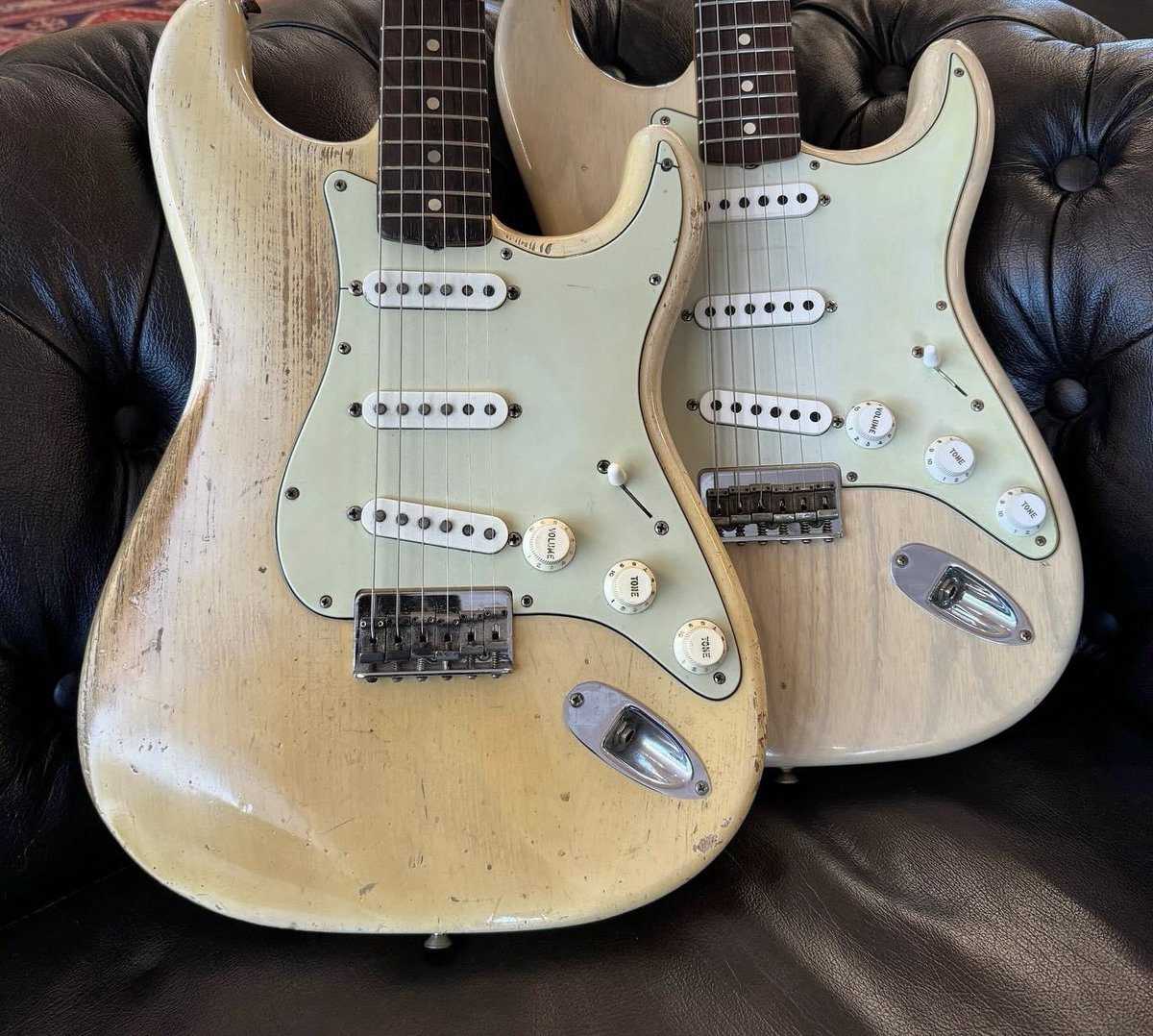 miradasurfs's tweet image. Two Blonde Strat Hardtails
One is a ‘59, the real thing and the other is a ‘59 custom shop reissue. Both are beauties 🔥 but only one is original 

#guitarists