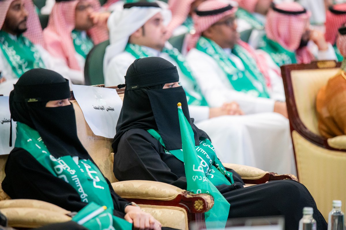 stujazanu's tweet photo. سطّروا مشاعرهم بلغتهـم
التي تتجلّى عزاً وفخراً ووطنية 🇸🇦...
#لغة_الإشارة حضرت لتعزز من احتفاء طلابنا وطالباتنا من ذوي الإعاقة السمعية بـ #اليوم_الوطني_السعودي_94 
#جامعة_جازان https://t.co/UpKHtlTGmS