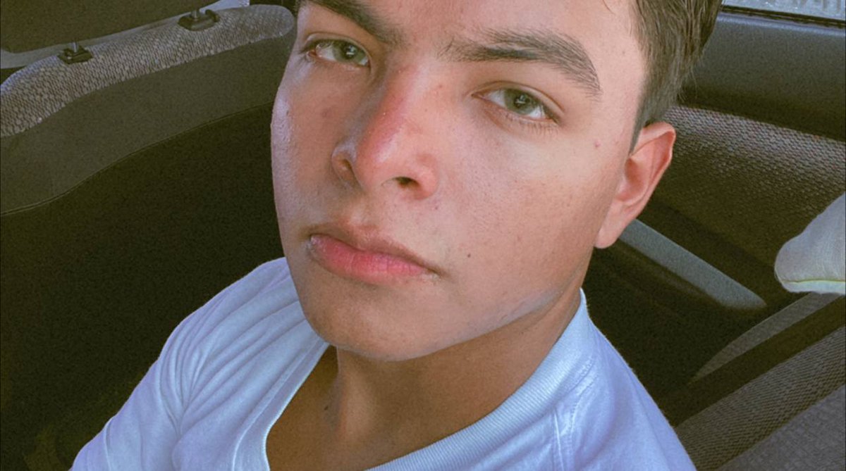 soychamitoloco_'s tweet photo. Mi bendición y mi maldición fue haber usado unos fucking lentes de contacto 

(dependo de ellos) https://t.co/oFaKbKpoUr