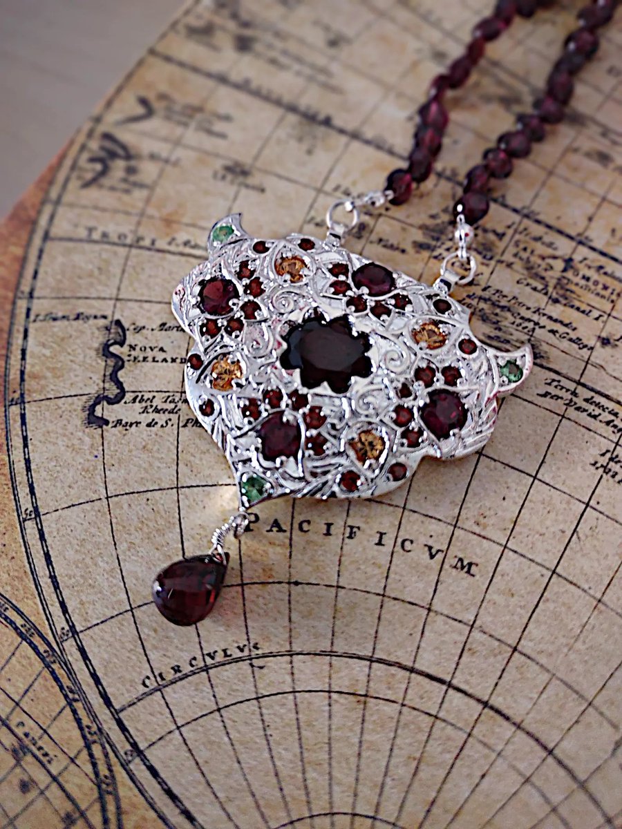 shadowrose00's tweet photo. Sterling Silver necklace with over 75 carats total weight of Rhodolite Garnets &amp; Multi-color Gemstones including Citrine, Amythest and Tourmalines.

https://t.co/acnPXCfGf9

#garnetnecklace #garnetnecklace #garnet #vintagejewelry #SmallBusiness https://t.co/JbbwztLfnk