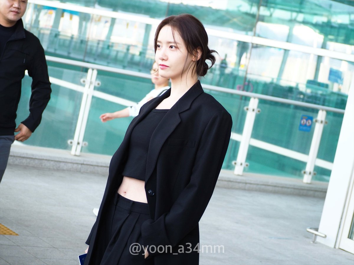yoon_a34mm's tweet photo. 윤아 인천공항출국✈️💕240927

ほんとは正面から撮りたいんだけど（笑）
横からの隠し撮り感もいい感じではない？

どの角度から見ても抜かりなく美しいユナ様🤦🏻‍♀️♥️

#YOONAxValentinoSS25 #ValentinoSS25 #LimYoonA #YoonA #ParisFashionWeek 
@MaisonValentino https://t.co/7ZizbHUOry