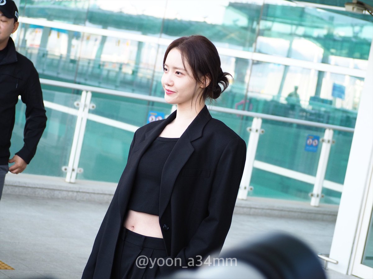 yoon_a34mm's tweet photo. 윤아 인천공항출국✈️💕240927

ほんとは正面から撮りたいんだけど（笑）
横からの隠し撮り感もいい感じではない？

どの角度から見ても抜かりなく美しいユナ様🤦🏻‍♀️♥️

#YOONAxValentinoSS25 #ValentinoSS25 #LimYoonA #YoonA #ParisFashionWeek 
@MaisonValentino https://t.co/7ZizbHUOry