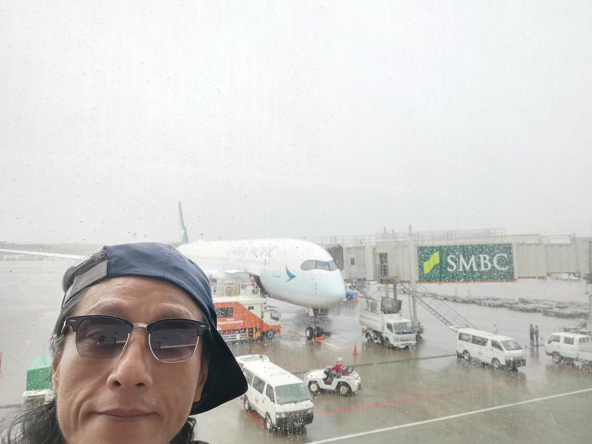 Motsu_MC's tweet photo. HONGKONG here I come🎉🎉🎉

雨の成田を飛び立って香港へ😁😁
スーツケースがボロすぎて行先を認証しない、
玄関にパソコンを置いて来ちゃった、などなど、
そこそこの珍道中だよ〜😁😁😁 https://t.co/WZO7gsXG32