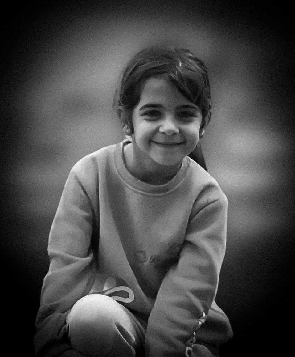misra_oz's tweet photo. Rabia Naz’ın katilini adım adım arayan, Rabia Naz’ı bir gün unutturmayan, tüm bunları yaptığı için cezalandırılan, akıl sağlığı sorgulanan bir baba var. Ve Rabia Naz’ın ölümü hala ortaya çıkartılmadı.
Narin’e sahip çıkmak, unutturmamak, katilinin bulunmasını sağlamak zorundayız!
#NarininKatilleriniBulun