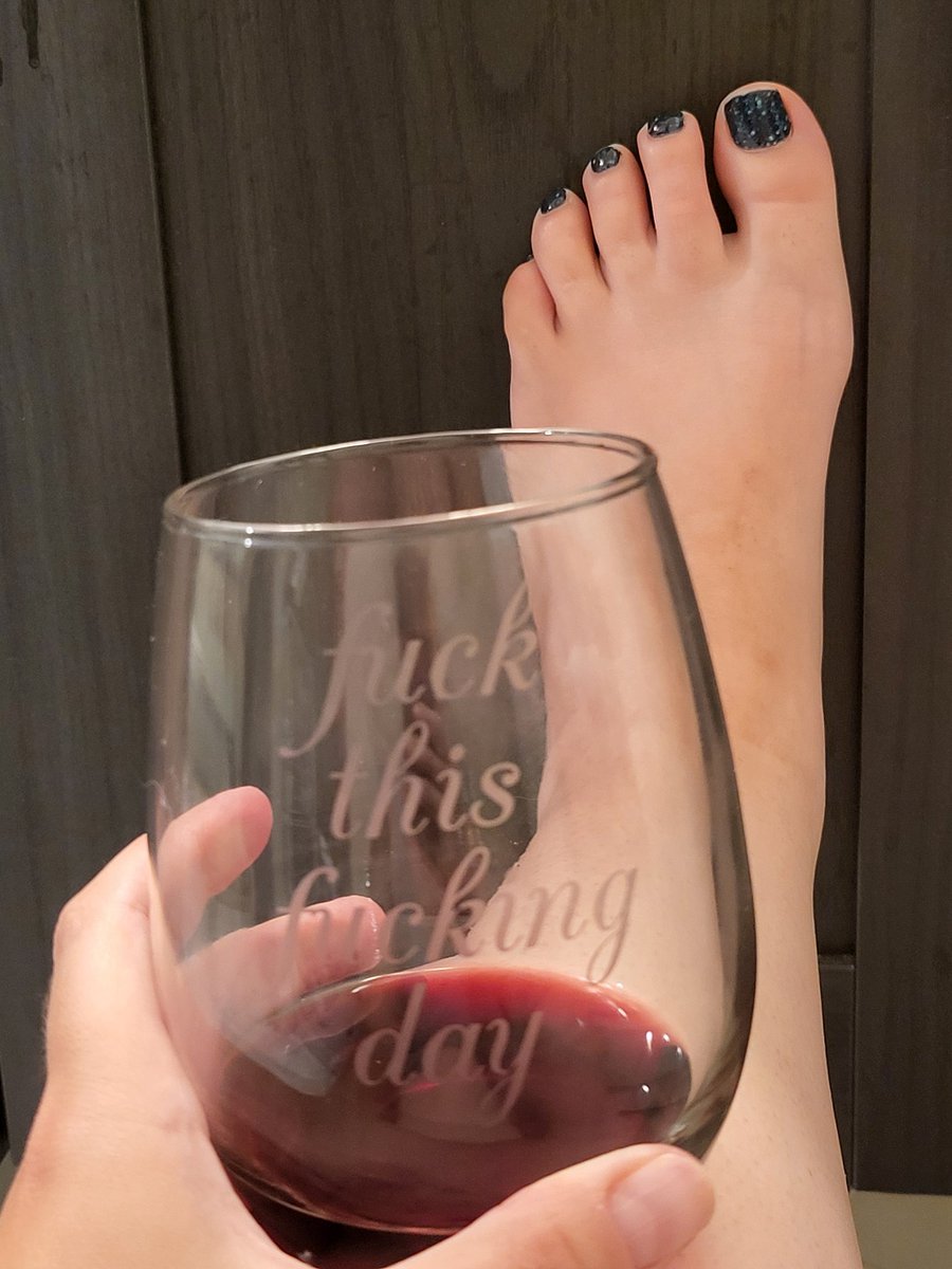 ShyFeetLady's tweet photo. Sometimes you have to just sit on the bathroom floor after a hot shower with some wine to unwind after a stressful week
#shyfeetlady #shyfeet #wine https://t.co/d4ijgZEr4X