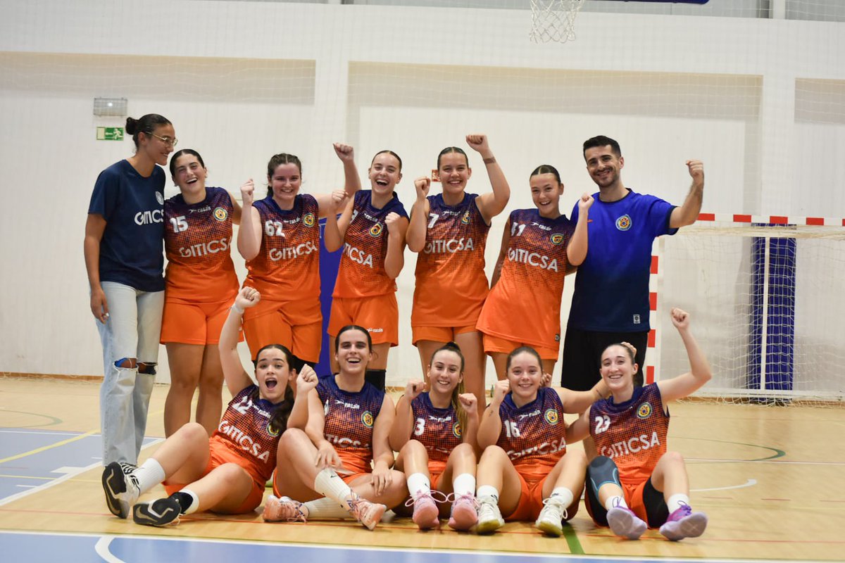 UBFTorrent's tweet photo. Empezamos jornada "nocturna" de 🏆 con victorias de Cadete A y Senior A.
Estreno con el Senior de nuestras Junior Alicia y Ana.

#baloncestofemenino https://t.co/jatRQcmAIT