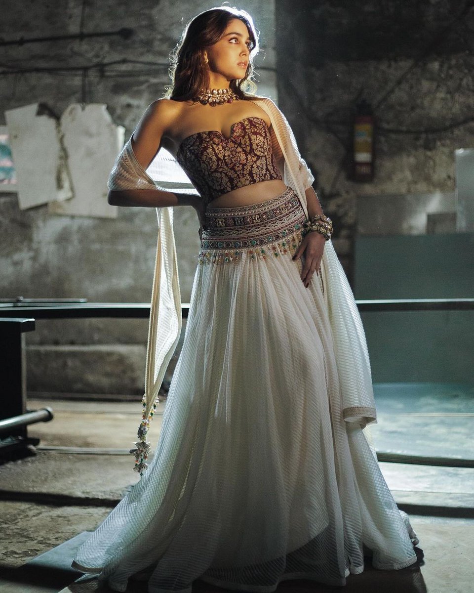 FashionHerald's tweet photo. #Sarvari wearing Tarun Tahiliani's SS24 collection.

#bollywoodhot #ShehnaazGill #JanhviKapoor #TheBigBillionDays #ROSÉ #JrNTR #India https://t.co/vPUSZupaW6