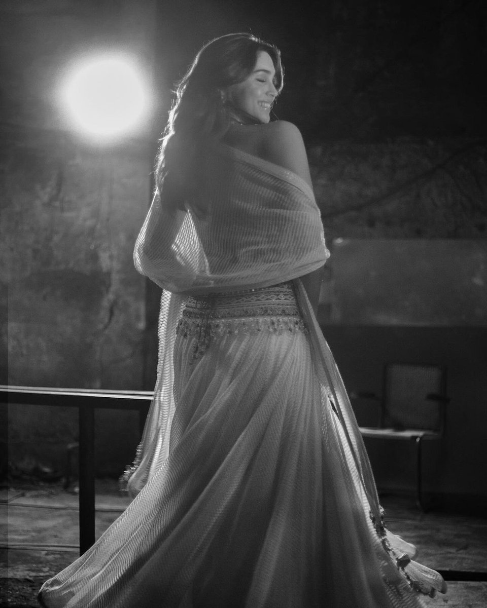 FashionHerald's tweet photo. #Sarvari wearing Tarun Tahiliani's SS24 collection.

#bollywoodhot #ShehnaazGill #JanhviKapoor #TheBigBillionDays #ROSÉ #JrNTR #India https://t.co/vPUSZupaW6