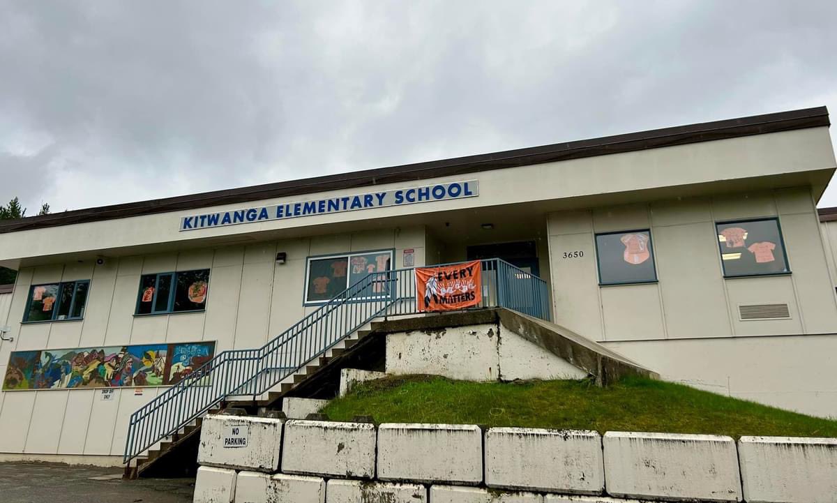 MissNameth's tweet photo. Today our school honoured Orange Shirt Day. We are so grateful that Sim’oogit Ska’yan was present today to speak with our students about Truth and Reconciliation and share few words in Sim'algyax 🧡🪶 https://t.co/GOj3IGPcK8