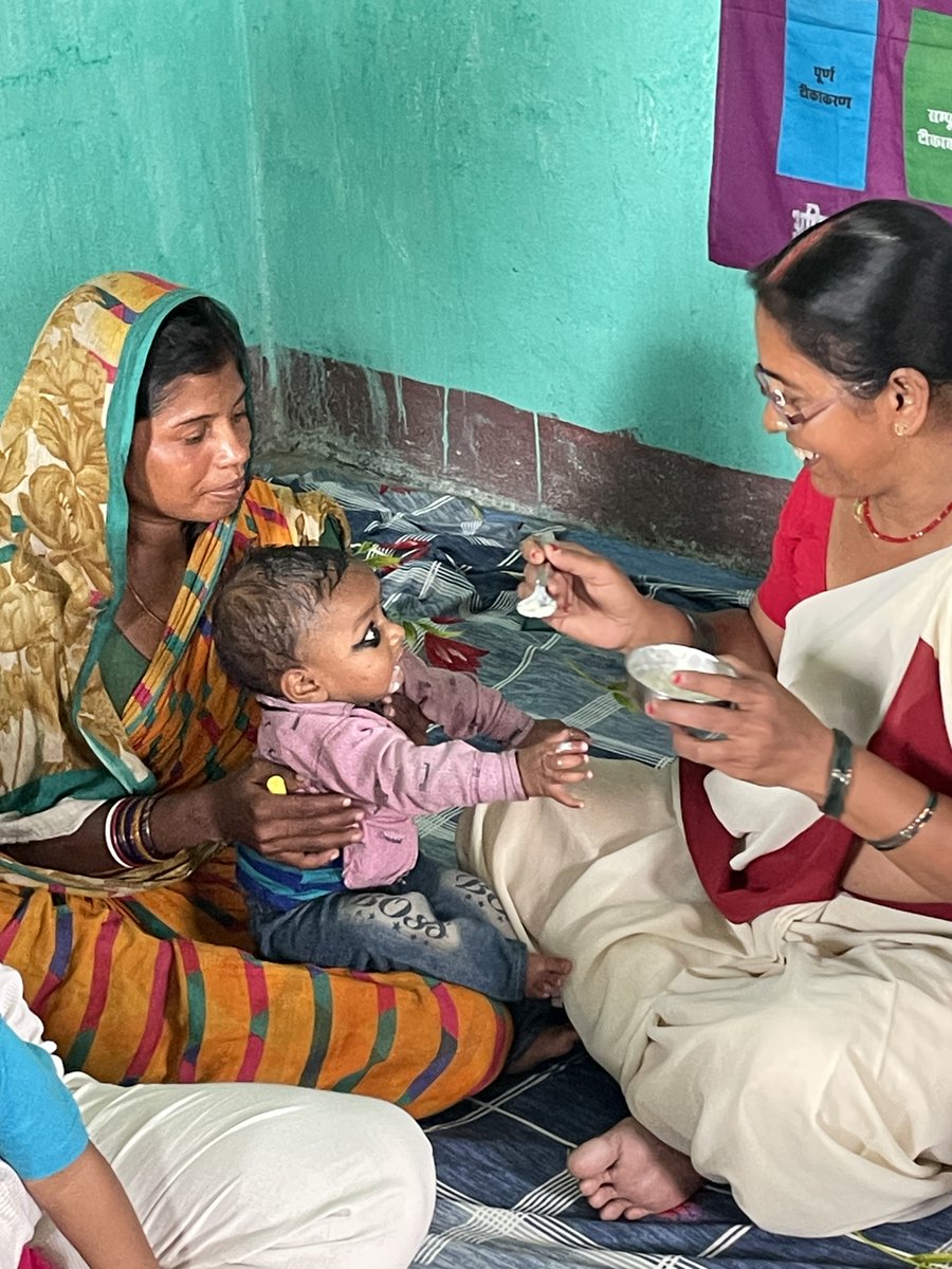 #PoshanMaahHighlights👶Every child’s first bite of semi-solid food/ #complementaryfood as they turn 6 months old, is special!

This #PoshanMaah2024 see how an #Anganwadi Sevika marks this event by feeding kheer🍚 to a child during the #AnnaprashanDiwas in #Bihar! <a href="/UNICEFIndia/">UNICEF India</a>