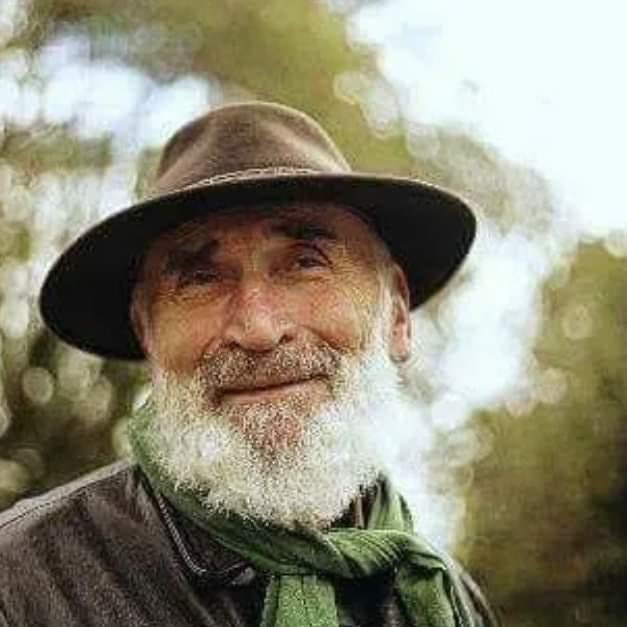 Bu dünyadan bir Tuncel Kurtiz geçti.

"Herkes ölür yeğen, kimi toprağa gömülür, kimi yüreğe..."

''Çok uğraştım, insanların söküklerini dikmek için...
Ama beceremedim.
Anladım ki, sökük kişilikteyse dikiş tutmuyor." 

#TuncelKurtiz 

Anısına saygıyla...
(1 Şubat 1936 - 27 Eylül