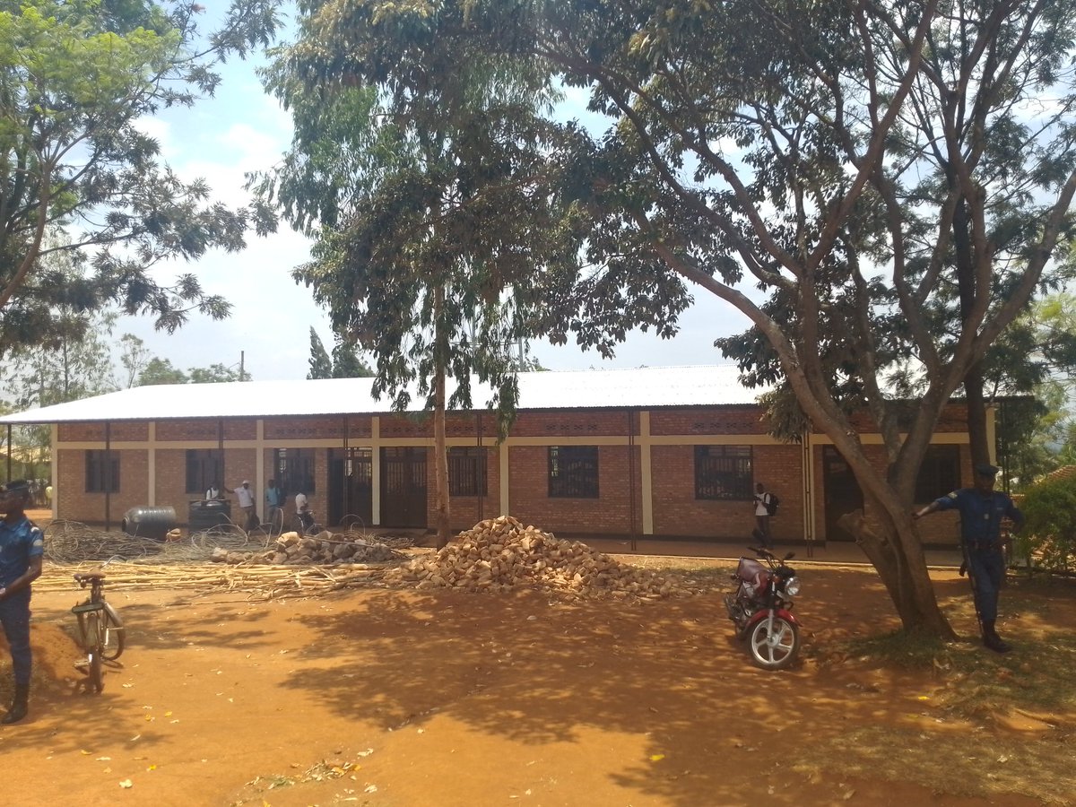CebulacCt's tweet photo. Dans la poursuite des descentes de pré-étude, ce jeudi, 26/9/2024, le Dir. du #CEBULAC, Hon. Sylvestre SINDAYIHEBURA accompagné par le Coordonnateur, Félix NSABIMANA et ô cadres ont continué leur visite au futur joli #CLAC_Bugabira en commune #Bugabira de la Province #Kirundo. https://t.co/z5DfrpIFf1
