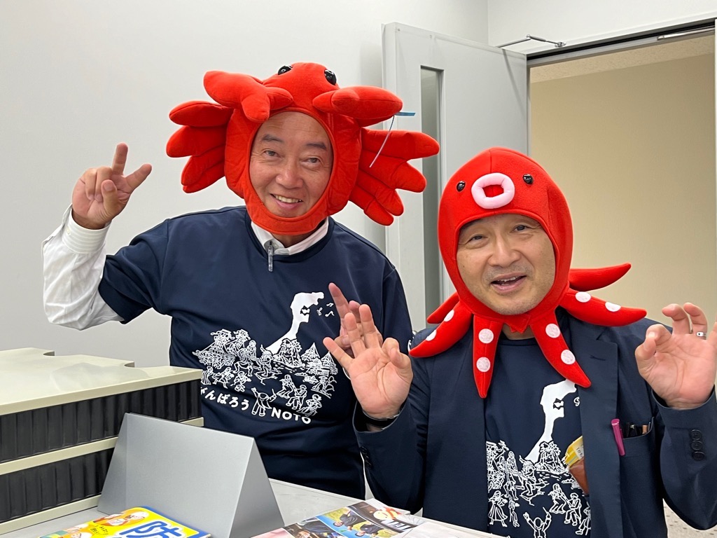 motto_ishikawa's tweet image. #OEK アーティスティックリーダー #広上淳一 さんと県立音楽堂の館長が戦略広報課に来てくださいました。
少しでも明るい話題をということで、タコリーダー🐙とカニ館長🦀で登場…。

県立図書館で行われた #能登半島地震 復興応援コンサートは大盛況だったようです。