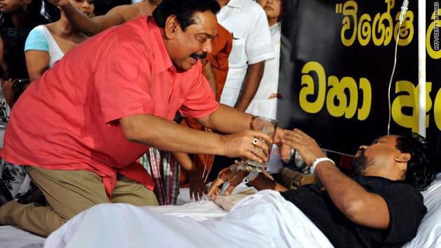 Thedmdvbd's tweet photo. අම්නේ දැන් ඉතිං රොටියා ඇවිත් වතුර ටිකක් දුන්නොත් තමයි! 🫠
#lka #SriLanka #Election2024 #ElectionSL https://t.co/JvLyeJB971