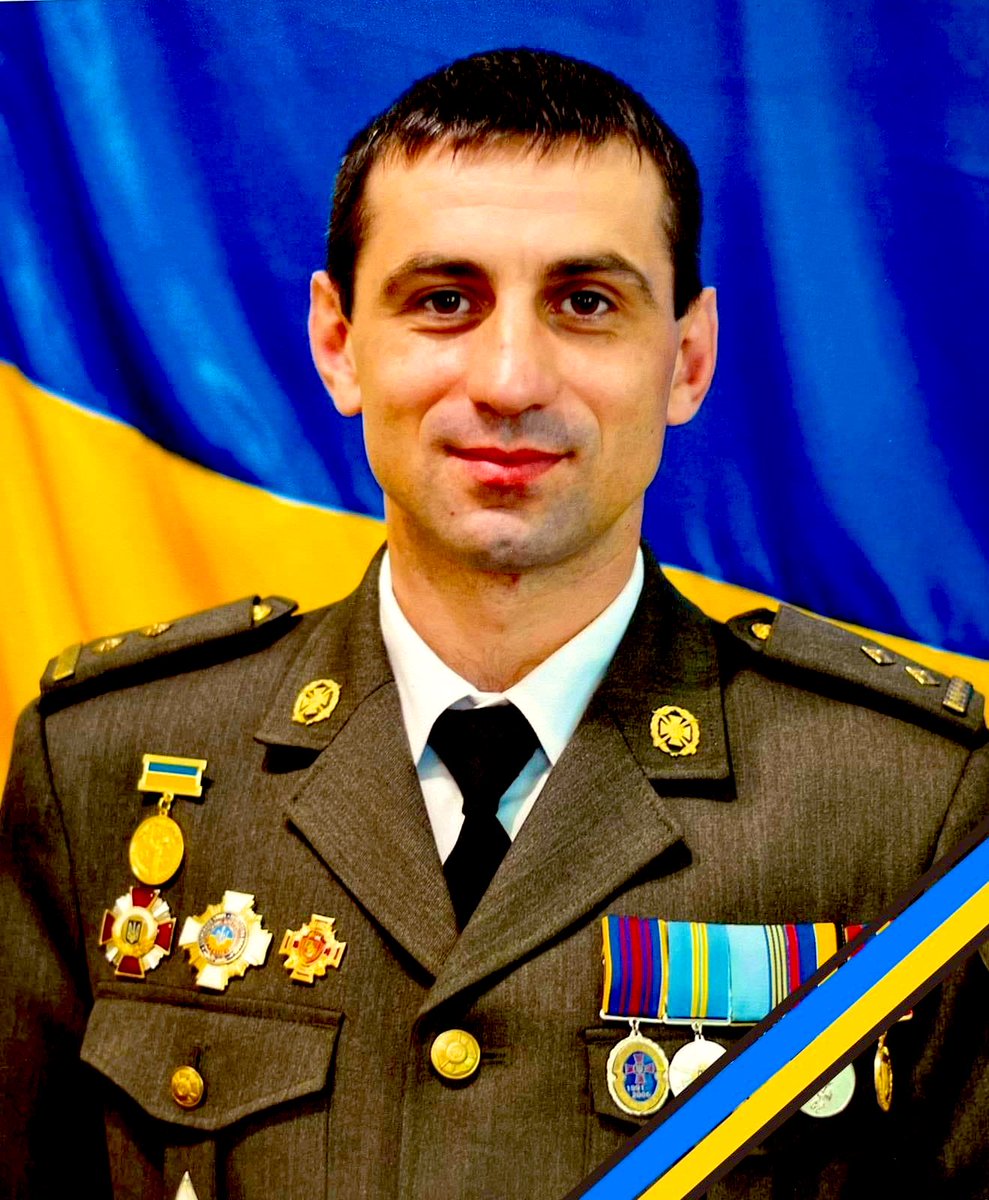 volodarskijo's tweet photo. ГРОМАДО, СХИЛІМО ГОЛОВИ - ЗАХИСНИК ПОВЕРТАЄТЬСЯ ДОДОМУ. 

Воїн-Захисник ЛАПЧУК Василь  назавжди повертається до своїх рідних в село Пісочна.
На щиті…
Траурний кортеж рухатиметься від переїзду с. Пісочна до батьківського дому.
Вічна та світла пам'ять Захиснику! https://t.co/4mS3anFXGP
