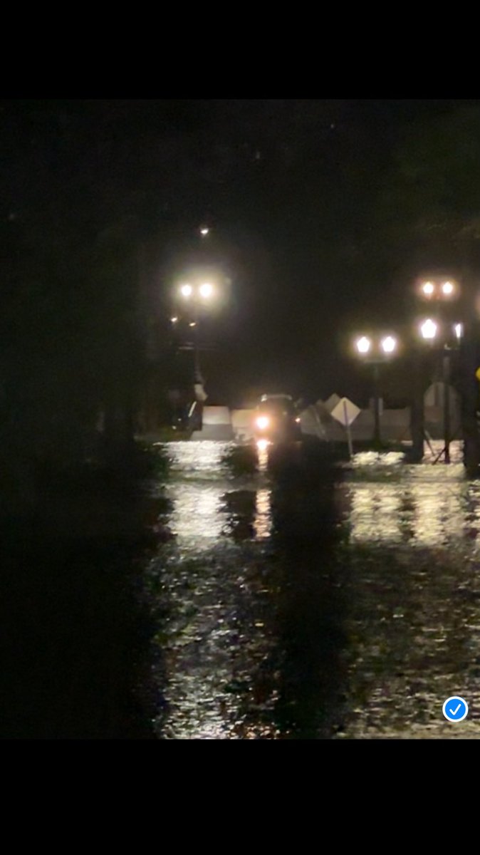 I MAKE CHAPSTICK FOR STONERS🔌 tweet media