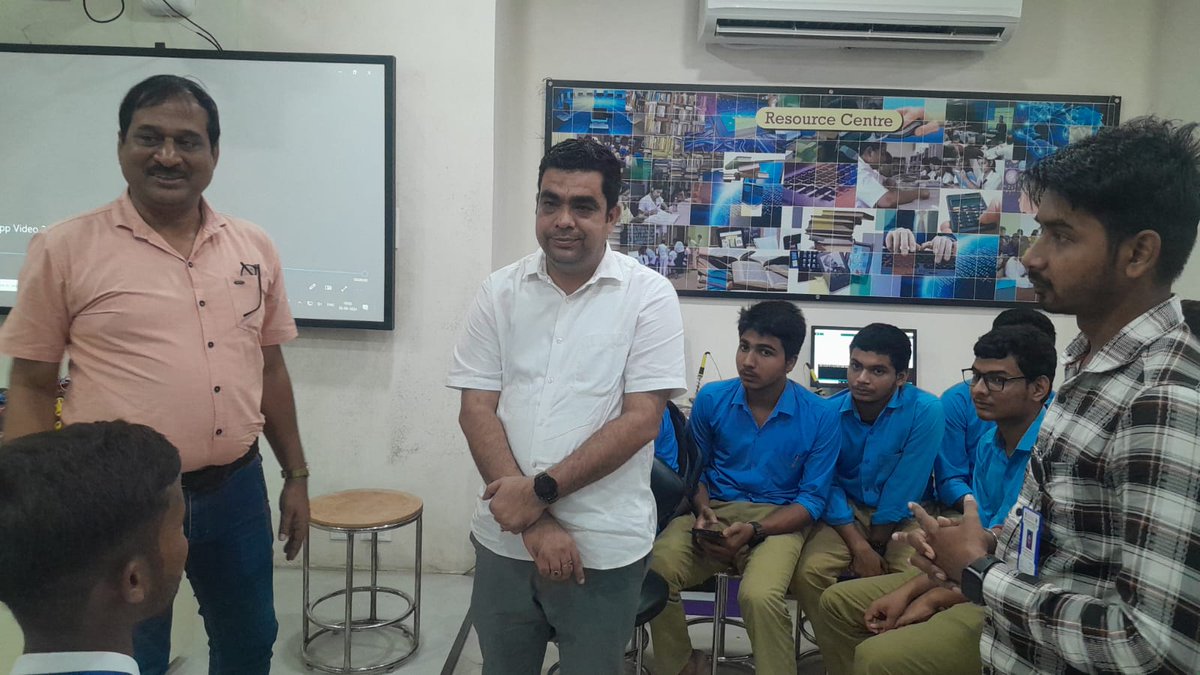 soumen_aitc's tweet image. গতকাল পুরুলিয়া জেলা বিজ্ঞান কেন্দ্রে অ্যাডামাস বিশ্ববিদ্যালয় ও জেলা বিজ্ঞান কেন্দ্রের সহযোগিতায় অনুষ্ঠিত হয়েছিল রোবোটিক্স ওয়ার্কশপ। তারই কিছু বিশেষ মুহূর্ত।
@AdamasUniversi1
.
.
#RoboticWorkshop #Purulia #Students #DevelopmentProgramme #AITCSoumenBeltharia