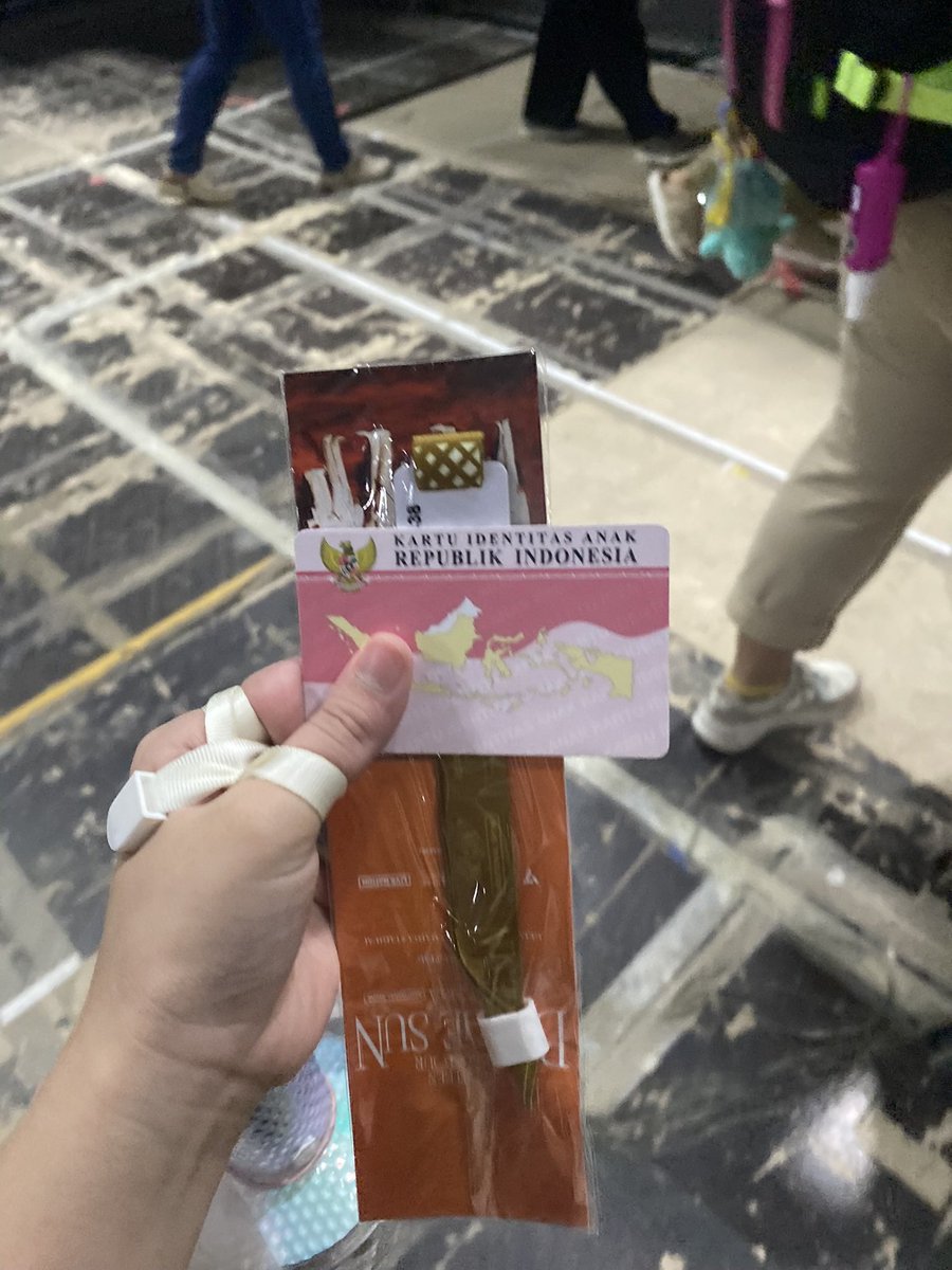 BUNNYYPIIE's tweet photo. hlooo, ijin buat panduan buat carat MINOR/UNDERAGE dan baru pertama kali ngonser yuk bookmark thread aku! aku line 11 btw dan uda sering ngonser sendirii 😉🫶🏻 ((fyi di thread ini jg bakal ada rekomendasi hotel, transportasi dll soo check this out caratdeull~~))
— A thread✨ https://t.co/1r6dCG5PXW
