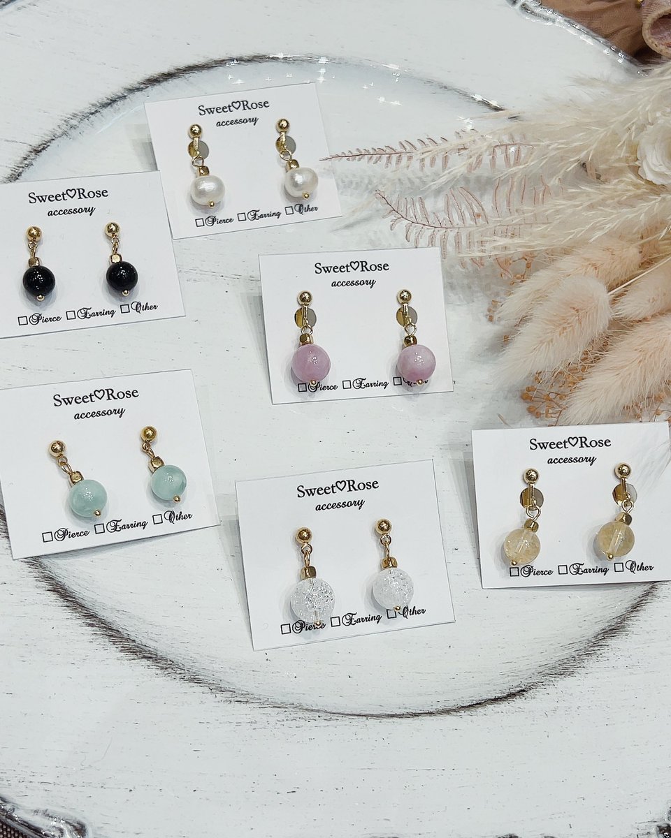 たくさんの方の目にとめていただき、とても楽しかったマルシェがこの間終わりました♡初めてのわりには、意外とスムーズだったかと思います♡主に天然石を使った作品を出しました！在庫残っております(⋆ᴗ͈ˬᴗ͈⋆)DMにてご注文やこんなのありますか？などなどご対応致します♡