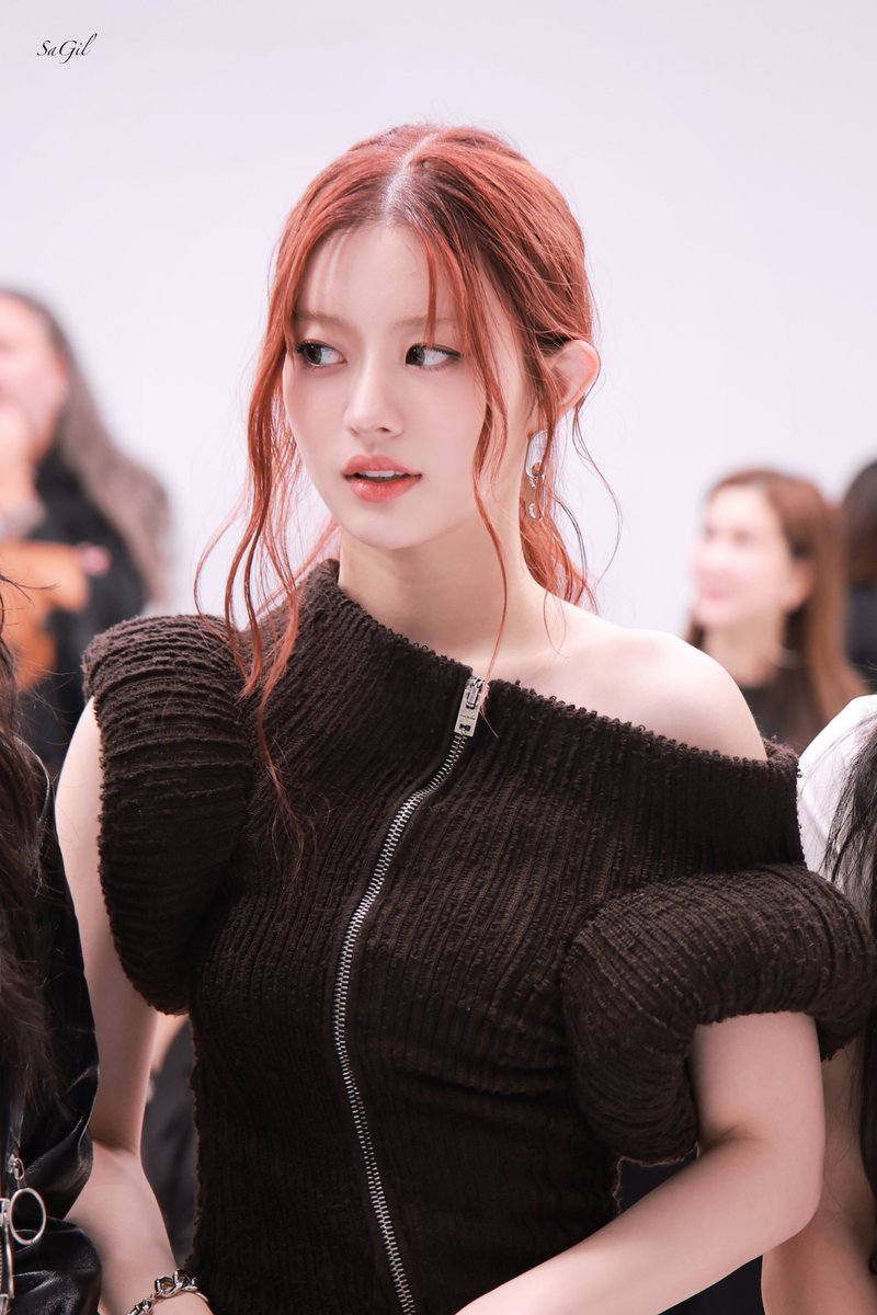SaGil_0511's tweet photo. 240925 Paris Fashion Week 
Acne Studios

#민주 #MINJU #아일릿 #ILLIT https://t.co/rzYpUYvVd2