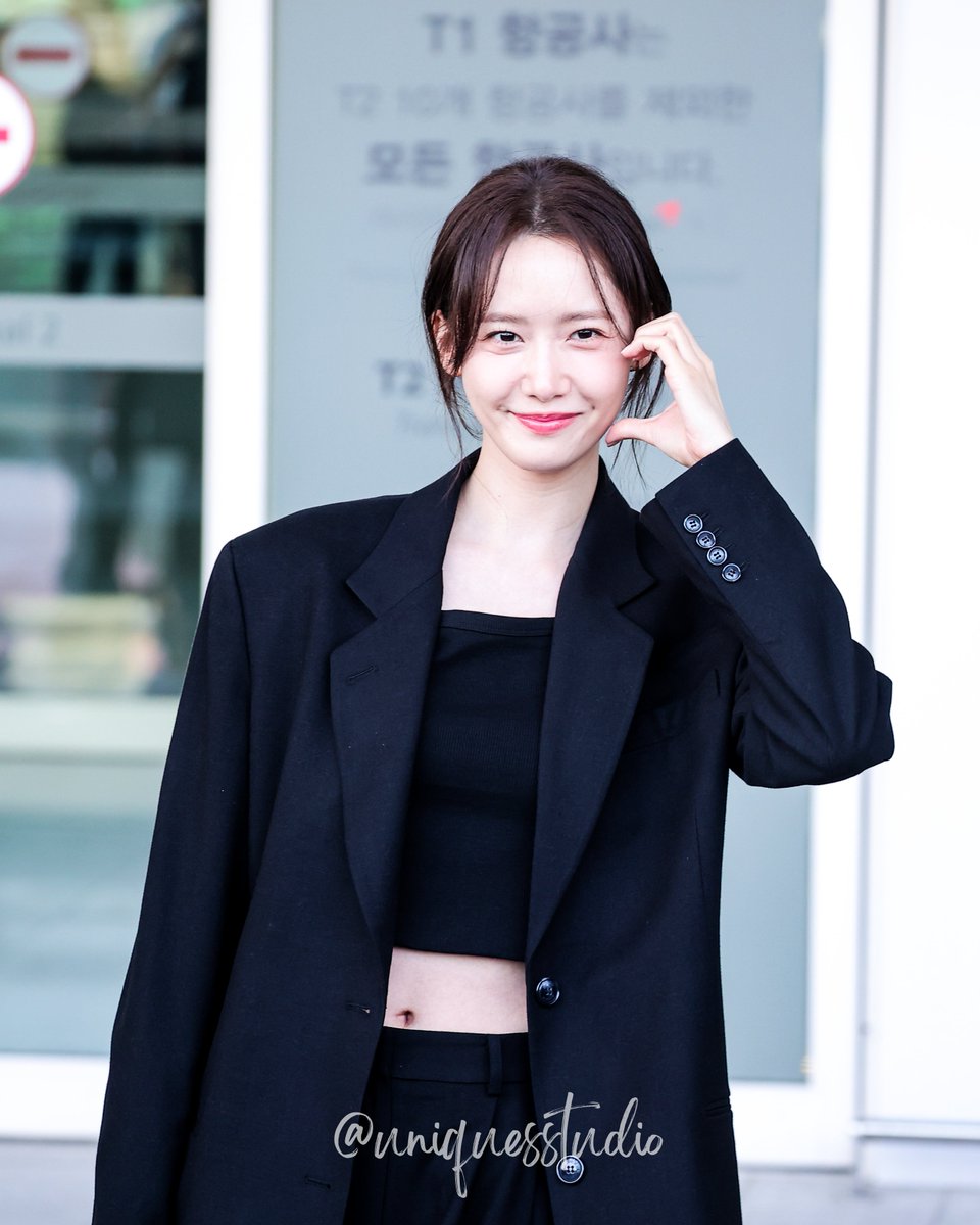 _DreamFstudio's tweet photo. 2024.09.27 

윤아 인천공항 출국 🇫🇷✈

YOONA AT VALENTINO SS25

#YOONAxValentinoSS25 #ValentinoSS25 #LimYoonA 
#YOONA #윤아 #girlsgeneration
#ParisFashionWeek #파리 #kpop https://t.co/ZXngG7Smq6