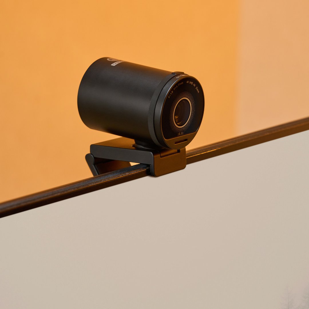EMEET_Official's tweet photo. If you could only keep three things on your desk, what would they be? 🤔

👀By the way, a giveaway is coming in October featuring the two products in this pic. Can you guess what they are? 🎁
#emeet #brateck #emeets800 https://t.co/oPlzvPzFD3