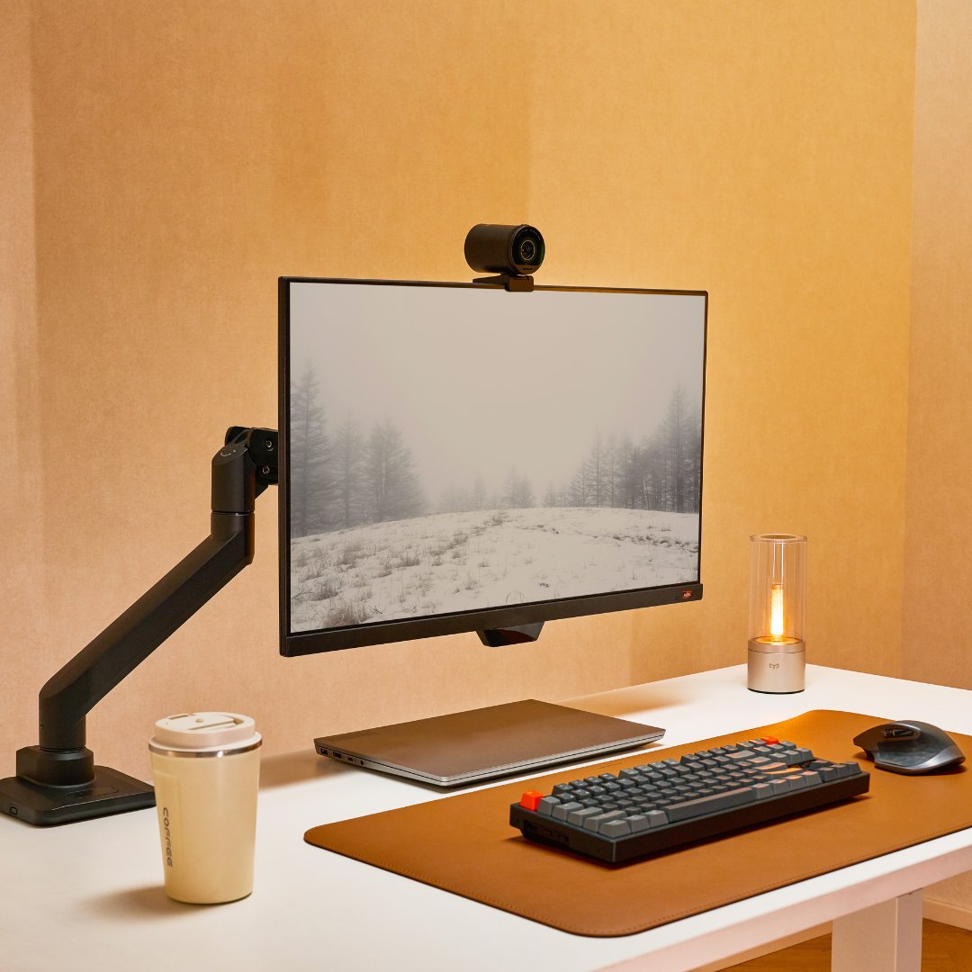 EMEET_Official's tweet photo. If you could only keep three things on your desk, what would they be? 🤔

👀By the way, a giveaway is coming in October featuring the two products in this pic. Can you guess what they are? 🎁
#emeet #brateck #emeets800 https://t.co/oPlzvPzFD3