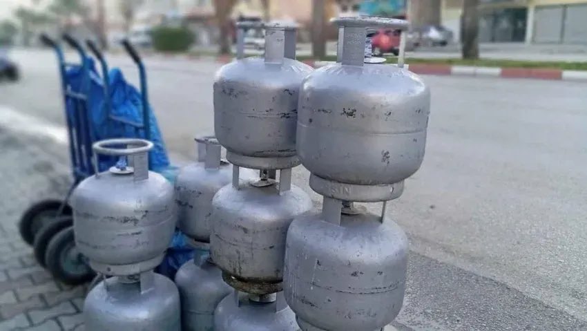 TurhanBozkurTV's tweet photo. 🛑 Can Yılmaz: “Durduk yere aklıma takıldı. 12 kilogramlık mutfak tüpü yaklaşık 6 metreküp LPG gazı sağlar. 

⛽️ 6 metreküp doğalgaz 4,63 TL birim fiyatla yaklaşık 28 TL’ye mal olurken, aynı miktar LPG’nin fiyatı 850-900 TL.

🗣️ Bu acayip fark bir tek bana mı normal gelmiyor? Tüpçü olmak varmış!”