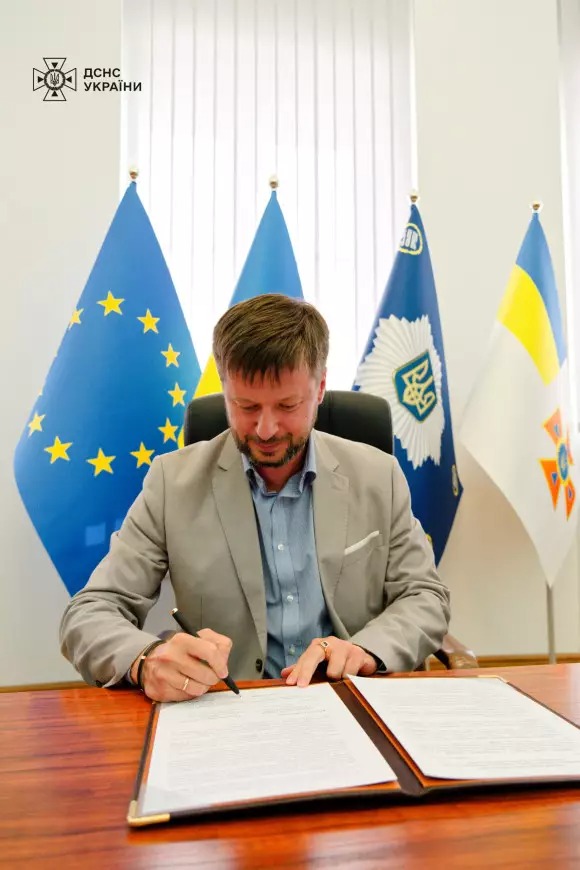 RedCrossUkraine's tweet photo. 🤝🚨URCS and #StateEmergencyService of Ukraine signed a memorandum to enhance #EmergencyResponse. With new challenges from the war, cooperation is key to supporting first responders and communities. Recently, 745 safety &amp; emergency kits and 3,000 protective suits were provided. https://t.co/VQAhdpGSXg