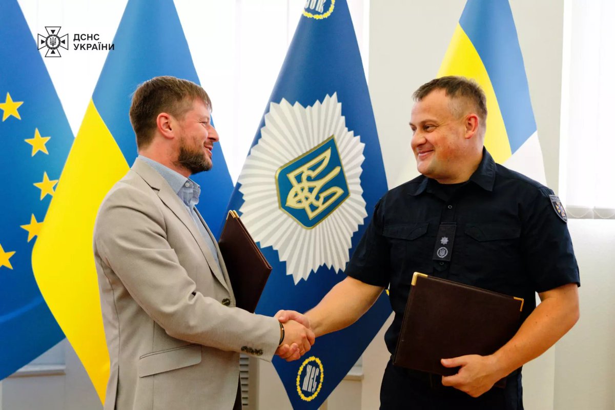RedCrossUkraine's tweet photo. 🤝🚨URCS and #StateEmergencyService of Ukraine signed a memorandum to enhance #EmergencyResponse. With new challenges from the war, cooperation is key to supporting first responders and communities. Recently, 745 safety &amp; emergency kits and 3,000 protective suits were provided. https://t.co/VQAhdpGSXg