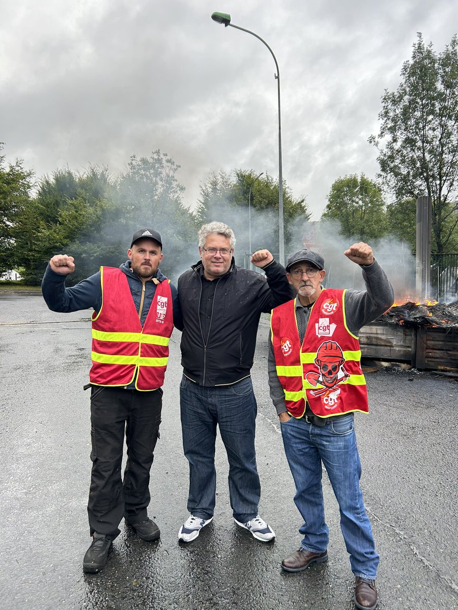 smith51_a's tweet photo. 📢J’étais hier à Bogny sur Meuse dans les #Ardennes aves les ouvriers et ouvrières de #Walor, dont l'usine presque centenaire qui produit des pièces en sous-traitance automobile risque de fermer, victime de rapaces de la finance.
Soutien aux Walor !
Les vies avant les profits ! https://t.co/6E3djcjtLn