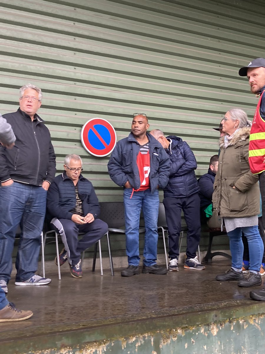 smith51_a's tweet photo. 📢J’étais hier à Bogny sur Meuse dans les #Ardennes aves les ouvriers et ouvrières de #Walor, dont l'usine presque centenaire qui produit des pièces en sous-traitance automobile risque de fermer, victime de rapaces de la finance.
Soutien aux Walor !
Les vies avant les profits ! https://t.co/6E3djcjtLn