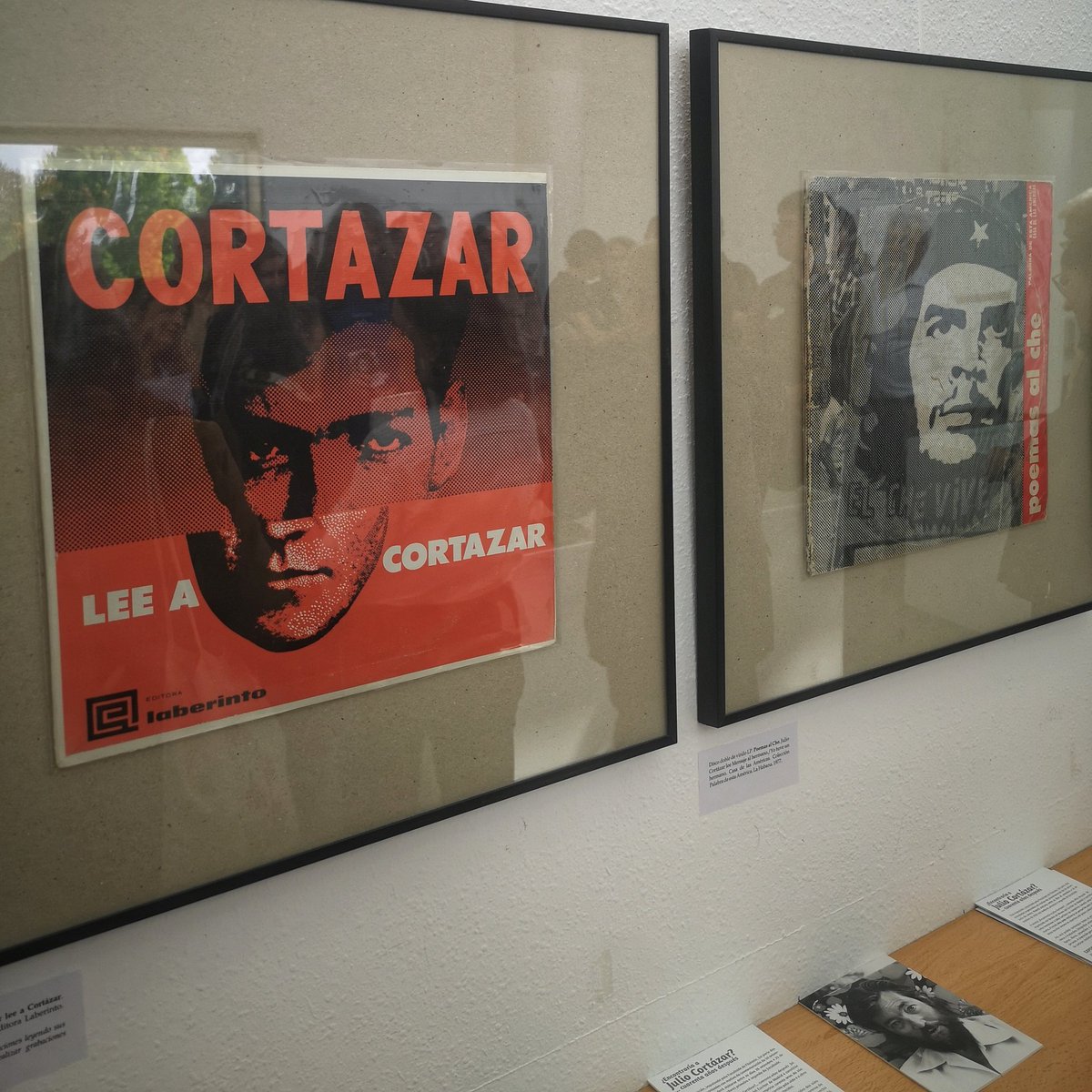 OscarCurros's tweet photo. Inauguración de la muestra sobre Julio Cortázar en la Facultade de @filoloxia de la @UniversidadeUSC. Estará disponible hasta el 25 de octubre. 💙

#literatura #libros #cortázar #juliocortazar #juliocortázar https://t.co/c1WthrHNrC