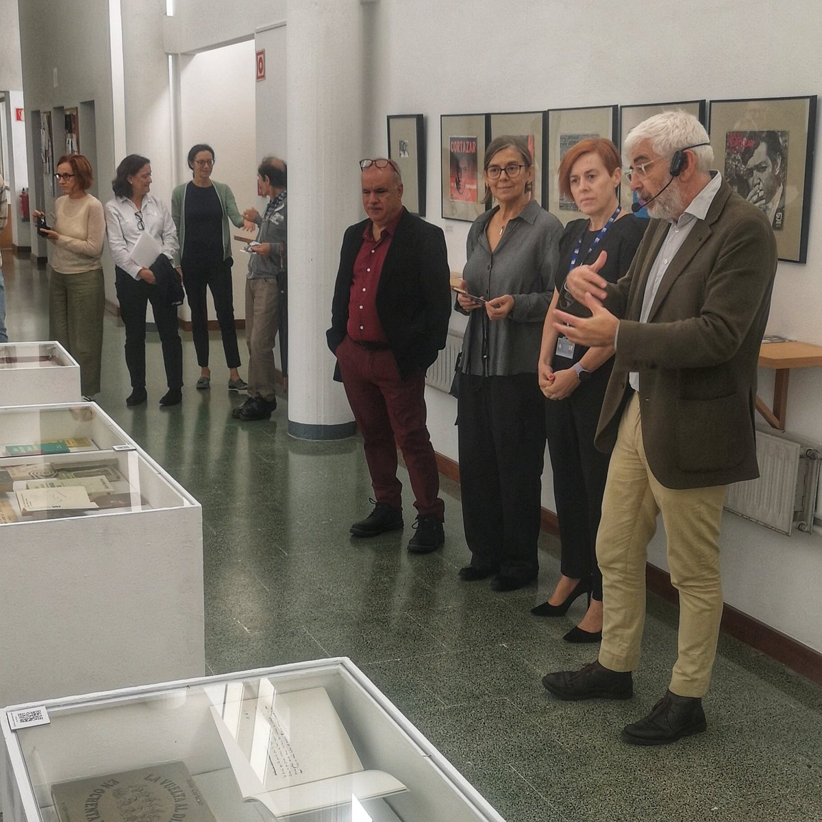 OscarCurros's tweet photo. Inauguración de la muestra sobre Julio Cortázar en la Facultade de @filoloxia de la @UniversidadeUSC. Estará disponible hasta el 25 de octubre. 💙

#literatura #libros #cortázar #juliocortazar #juliocortázar https://t.co/c1WthrHNrC