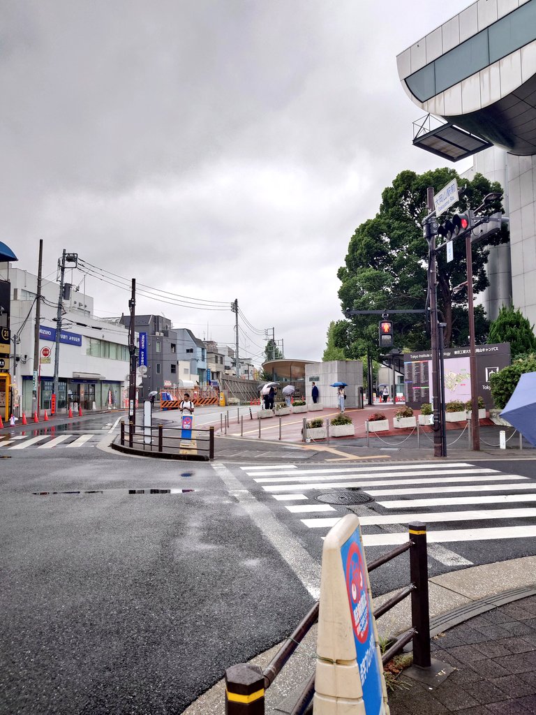 そんなことより「東京工業大学」のプレート、実質、今日が最後だと聞いて院生さんたちの様子見からパチリ。さよなら、TokyoTech。。。