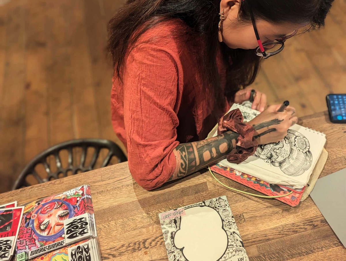 galeria_punto's tweet image. 来場者にはApoh×Puntoステッカーをプレゼントしています。数に限りがあります
------------------------------------------
「The odds and the People」Apoh
9月26日(木)～9月30日(月) 神戸
11:00～18:00（最終日～16:00）
※26。28、30日 作家在廊予定
#galeriapuntokobe
#ガレリアプント神戸
#Apoh