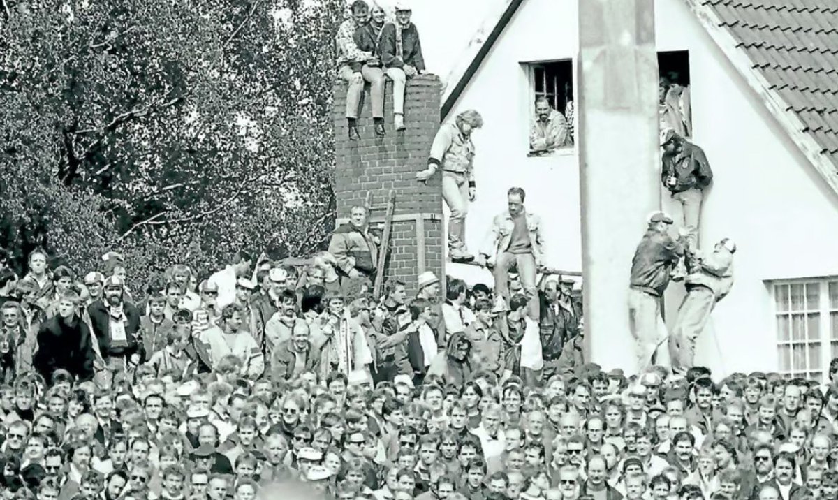 EuroPatriot1's tweet photo. Historisches 1990er-Jahre Foto in der Westfälischen Nachrichten vom Spiel zwischen Preussen Münster und Schalke 04! 
Das deckt sich mit meinen Kindheitserinnerungen, wie im Forum berichtet: Fans saßen in den Bäumen und sogar auf einem Schornstein, oder ähnlich wie zu sehen: https://t.co/bVlr2150tE