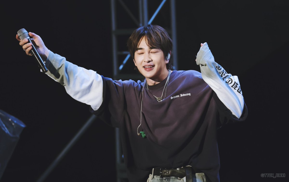 __ttok_jinki's tweet photo. 0926 서울대 축제 폐막식 온유💙

30분의 무대 중 25분을 웃으며 붕방거린 톸이🐰
진심으로 즐기고 행복함을 표현하는 「아티스트」
관객과 소통도 프로아이돌미 뿜뿜이구!! 

#온유 #ONEW #オニュ https://t.co/991KrgS2Az