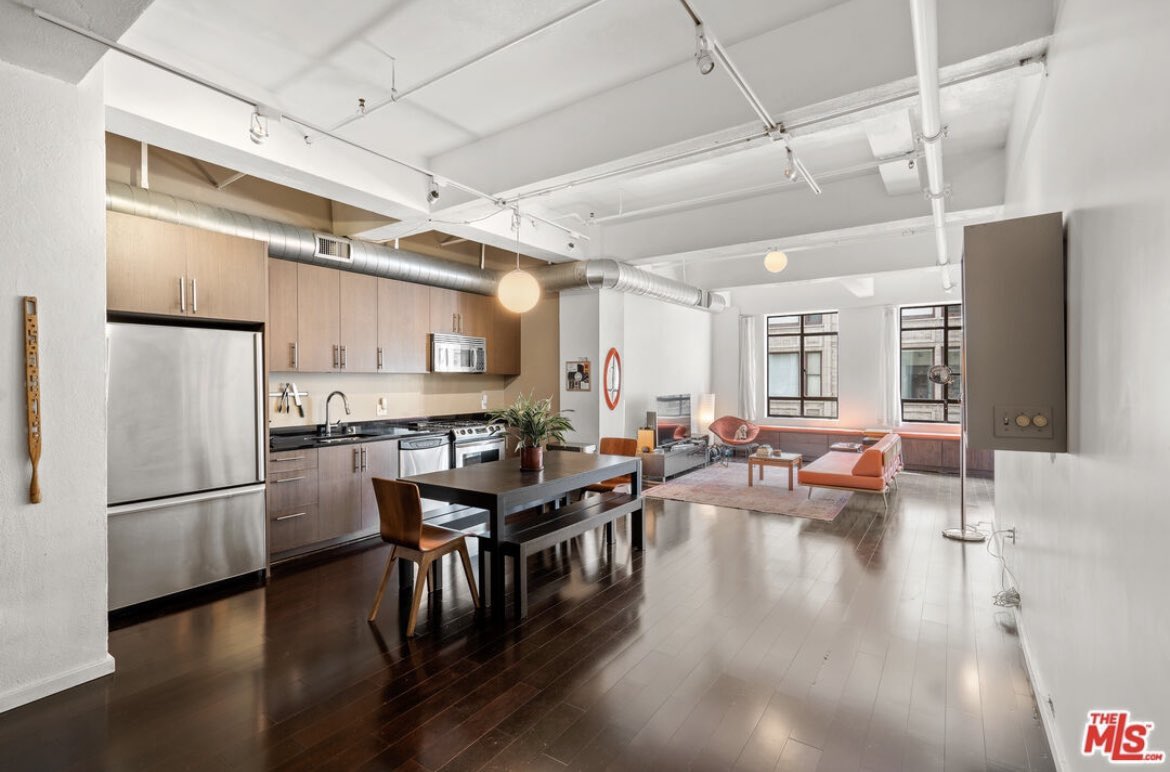 Toretlz's tweet image. ICONIC LA Landmark Alert: The Eastern, a dazzling example of Art Deco architecture in Downtown LA. Built in 1930, the vibrant blue terra cotta and clock tower are a timeless style even almost 100 year later #LAArchitecture #ArtDeco #History