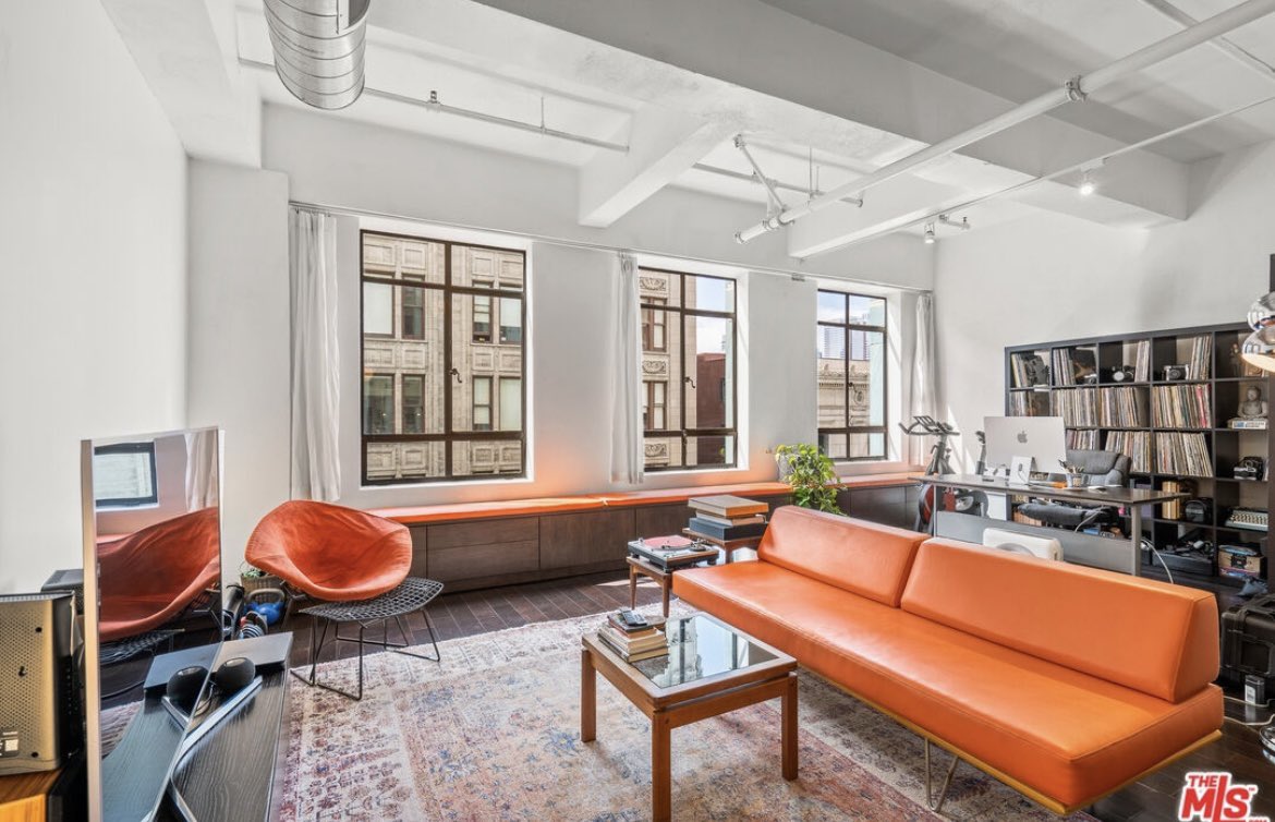 Toretlz's tweet image. ICONIC LA Landmark Alert: The Eastern, a dazzling example of Art Deco architecture in Downtown LA. Built in 1930, the vibrant blue terra cotta and clock tower are a timeless style even almost 100 year later #LAArchitecture #ArtDeco #History