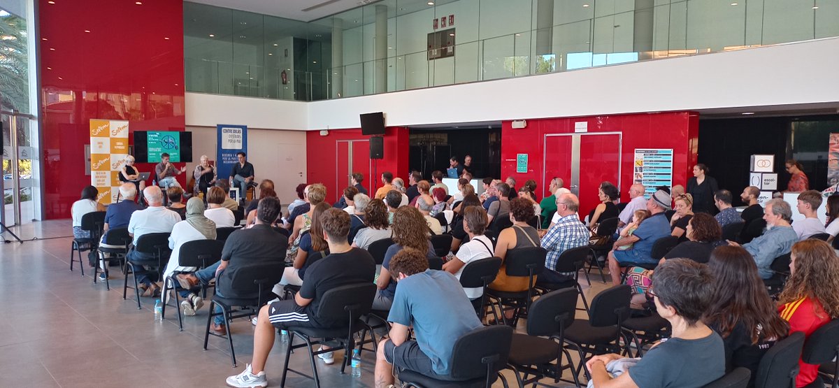 Interessat diàleg en la Jornada de Pau de #LaVallDUixo per entendre les violències quotidianes i contribuir a fer front al sentiment bel·licista i les guerres que assolen el planeta.
<a href="/CentreDelas/">Centre Delàs</a> <a href="/GVAcooperacio/">GVA Cooperació</a> <a href="/ajlavallduixo/">Aj. La Vall d'Uixó</a> @ticafont <a href="/TereAranguren/">Teresa Aranguren</a> <a href="/RemediosZafra/">Remedios Zafra</a> <a href="/Car_Uma/">Carlos Umana</a>