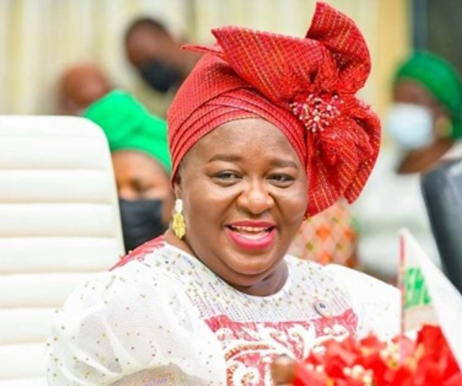 Unwanaassam1's tweet photo. SAD!

Wife of the Governor of Akwa Ibom State, Mrs. Patience Umo Eno is dead. According to the official release, she passed on after an illness in the presence of her family. May her soul rest in peace!😭😭😰😰

Pregnant/ Yes Daddy/ Pete Edoche/ #verydarkman https://t.co/v9HkBaultL