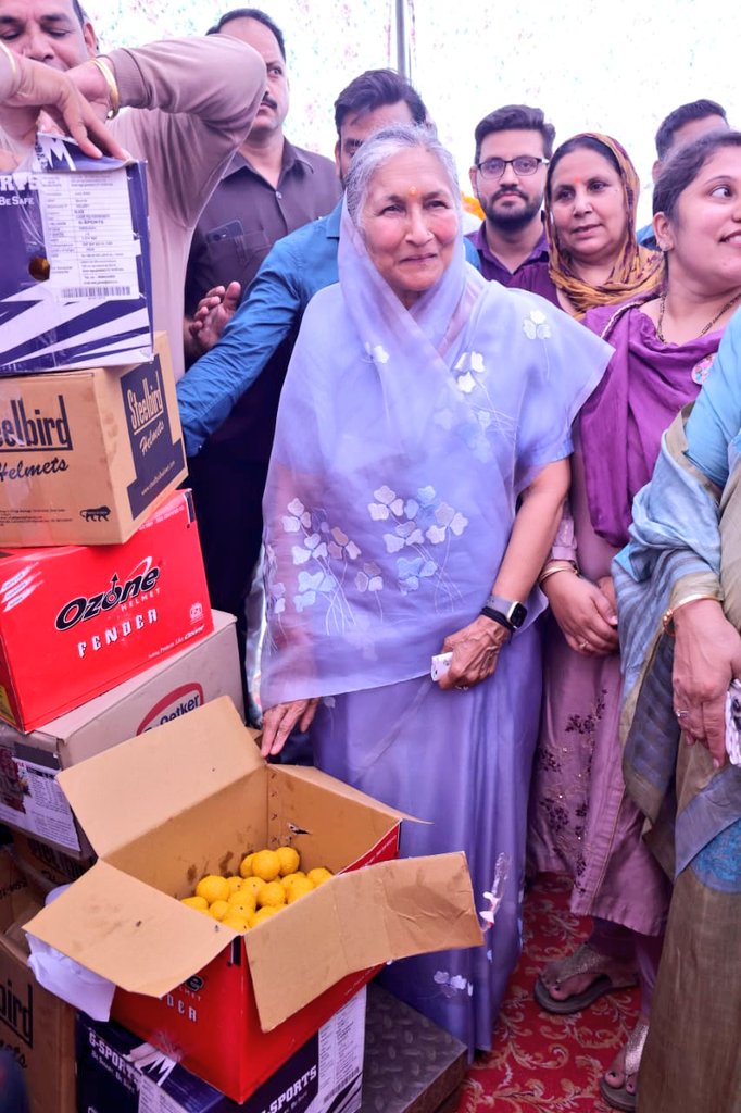 SavitriJindal's tweet photo. नई सब्जी मंडी के अपने परिवार के सदस्यों से मिलकर बेहद खुशी हुई। आप सभी के इसी साथ और समर्थन से हिसार का विश्वास कायम रहेगा, और टॉर्च का निशान भारी बहुमत से विजयी बनेगा। https://t.co/BQSuMYVv1V